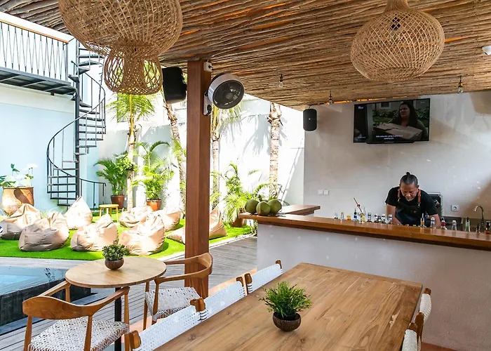 Coco & Pineapple Pants Hostel Canggu 